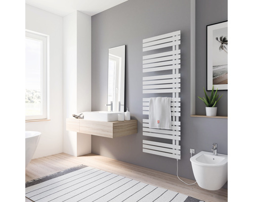 Modernes Badezimmer mit Handtuchwärmer, Waschbecken, Spiegel und Bidet