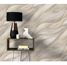 Raumansicht mit gemusterter Tapete und Beistelltisch mit Lampe
