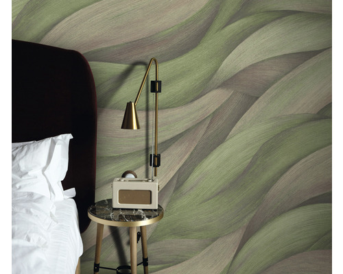 Schlafzimmer mit gemusterter Tapete, Nachttischlampe und Bett