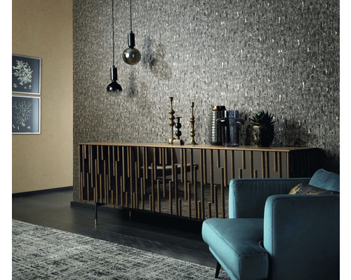 Wohnzimmer mit gemusterter Tapete, Sideboard und Dekoration