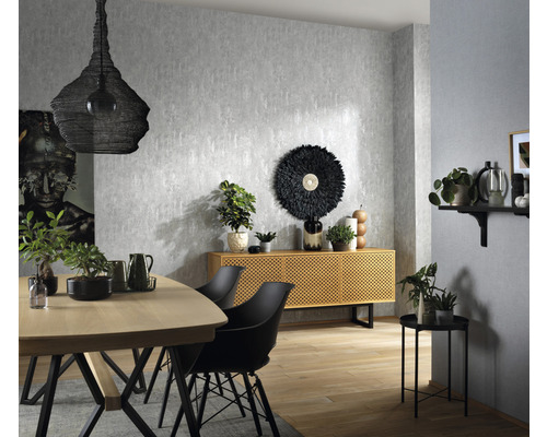 Wohnzimmer mit Esstisch, Stühlen, Kommode und dekorativen Elementen