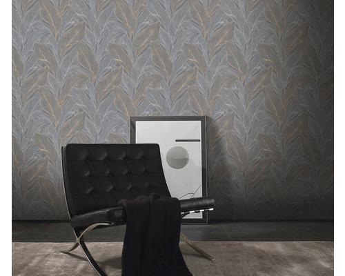 Raumansicht mit gemusterter Tapete mit Blätterdesign