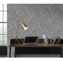 Arbeitszimmer mit Blattmuster-Tapete, Schreibtisch und Lampe