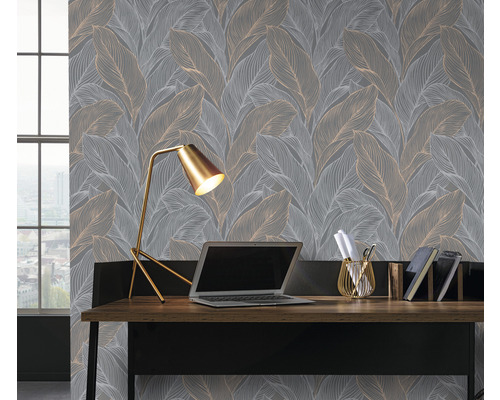 Arbeitszimmer mit Blattmuster-Tapete, Schreibtisch und Lampe