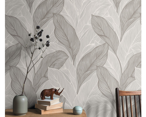 Nahaufnahme einer Wand mit einer Tapete mit Blattmuster