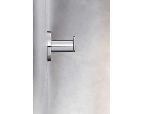 Wandhaken aus Metall im Badezimmer