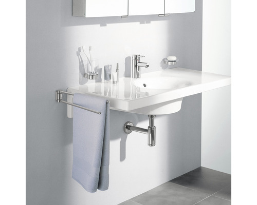 Modernes Badezimmer mit Waschbecken, Armatur, Handtuchhalter und Badaccessoires
