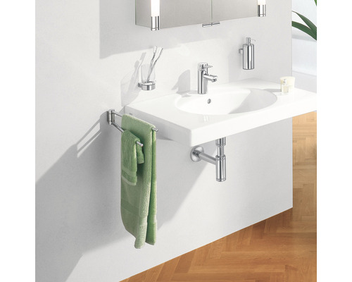 Badezimmer Waschbecken mit Armatur, Handtuchhalter und Accessoires