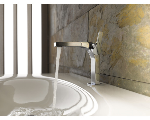 Verchromter Waschtischmischer mit laufendem Wasser in einem Badezimmer.