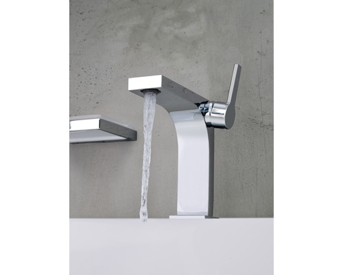 Wasserhahn mit fließendem Wasser