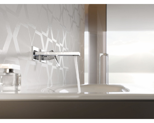 Aufputz-Waschtischarmatur mit fließendem Wasser in einem Badezimmer