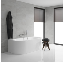 Badezimmer mit Badewanne, Handtüchern und Jalousien für Fenster