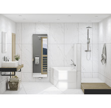 Modernes Badezimmer mit Badewanne, Dusche, Waschbecken und Spiegel