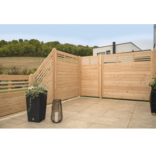 Terrasse mit Holzsichtschutzzaun und Pflanzkübel