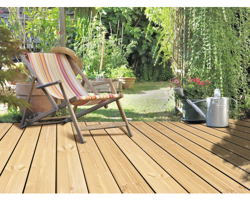 Holzterrasse mit Liegestuhl, Gartenwerkzeug und Pflanzen