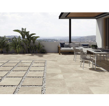Terrasse mit Fliesen, Sitzgruppe und Pflanzen