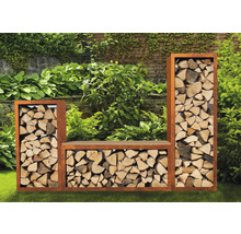 Holzbank mit Holzregalen im Garten