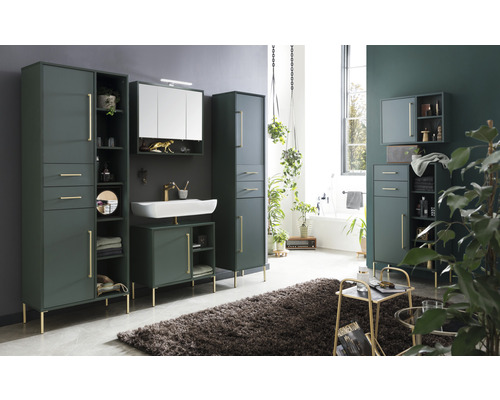 Badezimmer mit Hochschränken, Waschtischunterschrank, Spiegelschrank und Teppich für eine moderne Einrichtung