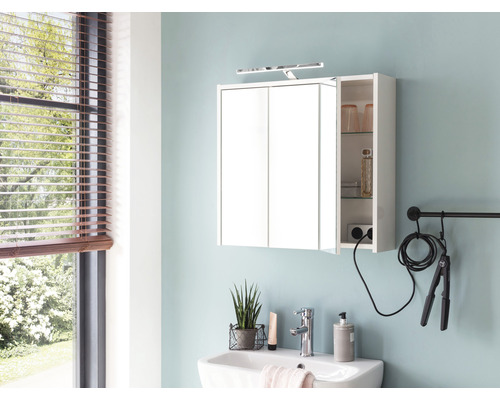 Spiegelhängeschrank mit Beleuchtung, Steckdose und offenem Fach im Badezimmer
