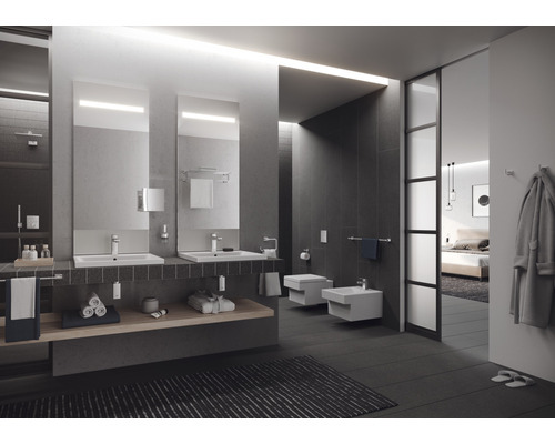 Modernes Badezimmer mit Waschbecken, Spiegeln, Toilette und Bidet.