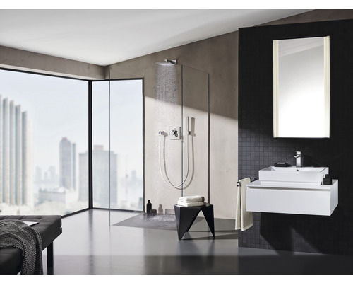 Modernes Badezimmer mit Dusche, Waschtisch und Spiegel