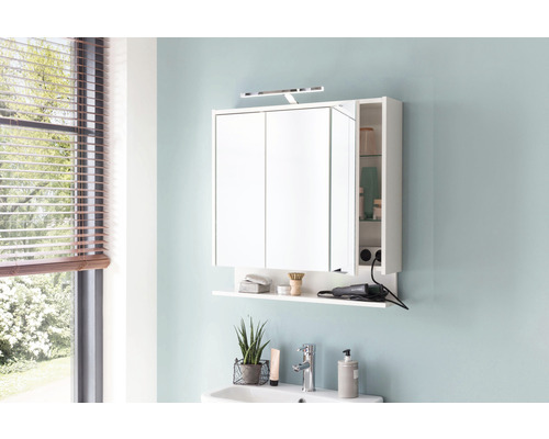Spiegelwandschrank mit Beleuchtung, Ablage und offenem Fach im Badezimmer