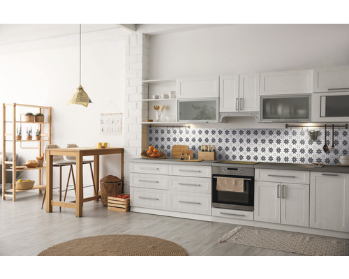 Selbstklebende Wandfliesen Wall Tiles Vivid Stars 30,5x30,5cm 6 St. Helle Küche mit weißen Schränken, Arbeitsplatte und Dekoration