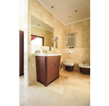 Badezimmer mit Waschtisch, Spiegel, Handtuchwärmer, Toilette und Bidet
