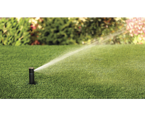 Rasensprenger beim Bewässern eines Rasens