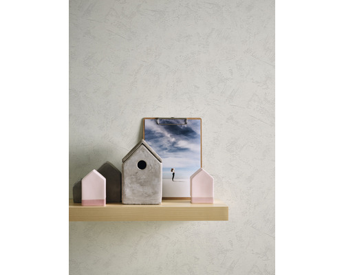 Dekorative Häuser und ein Bild auf einem Regal.