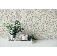 Dekoratives Zimmer mit Blumentapete