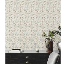 Raumszene mit floral gemusterter Tapete, Kommode, Dekoration und Stuhl