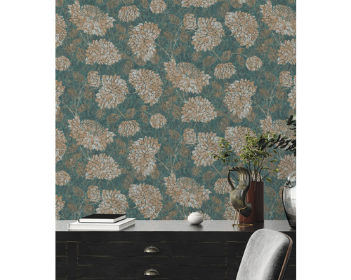 Tapete mit Blumenmuster auf einer Wand.