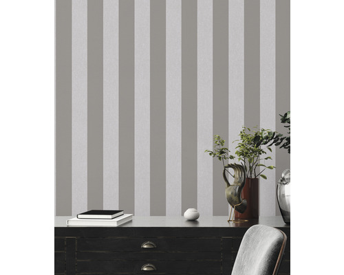 Wohnraum mit gestreifter Tapete im Hintergrund