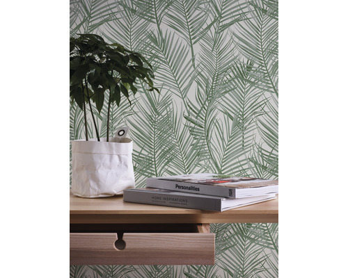 Szene mit gemusterten Tapeten, einem Topf mit einer Pflanze und Büchern auf einem Tisch