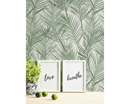 Tapete mit Palmenmuster im Innenraum mit Dekoration