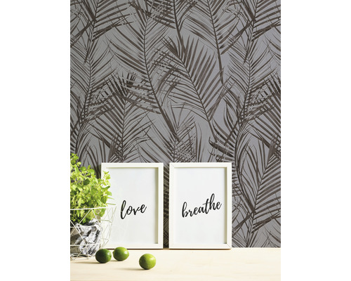 Dekorative Tapete mit Palmenblattmuster, kombiniert mit minimalistischen Wandbildern für eine moderne Raumgestaltung.