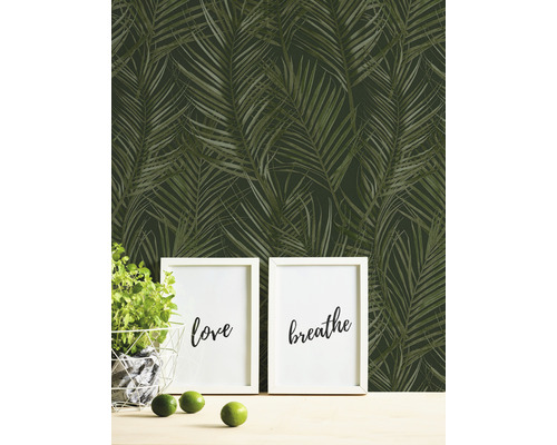 Tapete mit tropischem Palmenmuster, kombiniert mit dekorativen Elementen wie Bilderrahmen und Topfpflanze