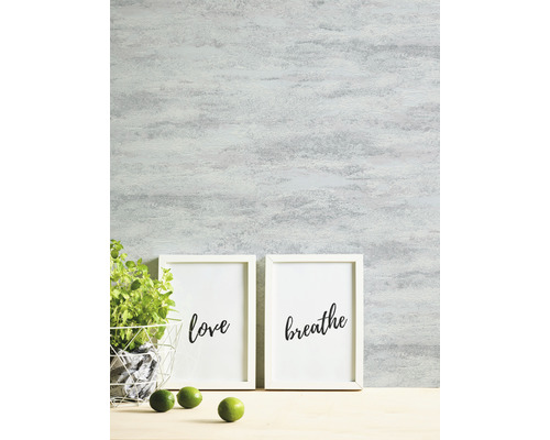 Wandgestaltung mit ''Love'' und ''Breathe'' Kunstdrucken, Topfpflanze und Limetten