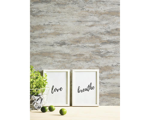 Dekoratives Zimmer mit Tapete und Bildern mit den Worten Liebe und Atmen