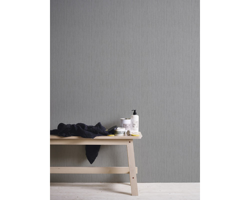 Graue Tapete mit feiner Struktur im Badezimmer