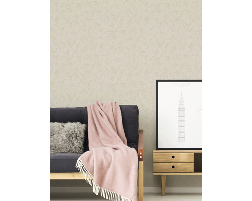 Wohnzimmer mit Struktur Tapete, Sofa, Decke und Beistelltisch