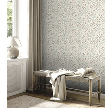 Heller Raum mit floral gemusterter Tapete, Bank und Vorhang