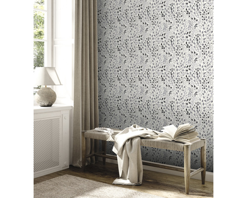 Dekoratives Zimmer mit gemusterter Tapete, Bank und Fenster für eine helle und einladende Atmosphäre.