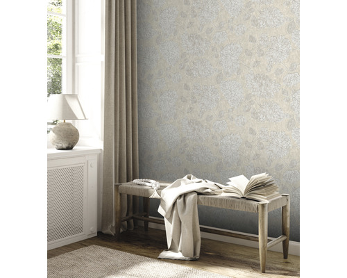 Szene mit floral gemusterter Tapete, Bank, Vorhang und Lampe