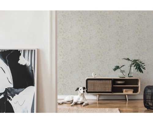 Wohnzimmer mit floral gemusterter Tapete, Lowboard und Hund