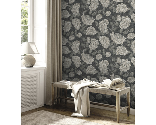 Dekorativer Wohnraum mit floraler Tapete, Bank und Vorhang