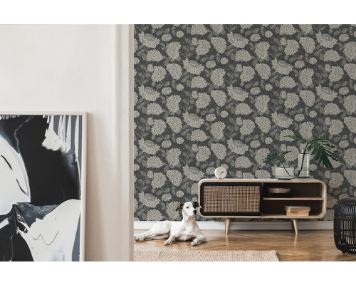 Wohnzimmer mit geblümter Tapete, Kommode und Hund