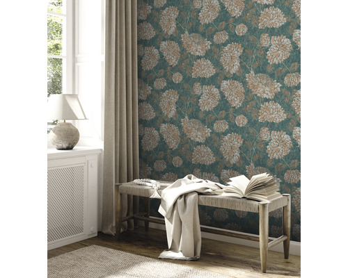 Wohnraum mit Blumentapete, Bank und Dekoration