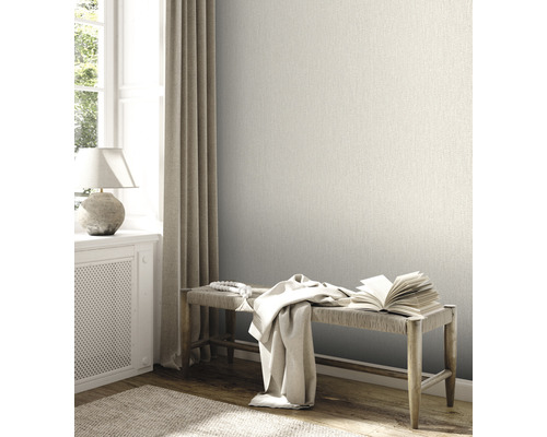 Raumansicht mit Textiltapete, Bank und Dekoration